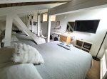 Seasons 4 200- Loft has a Smart TV